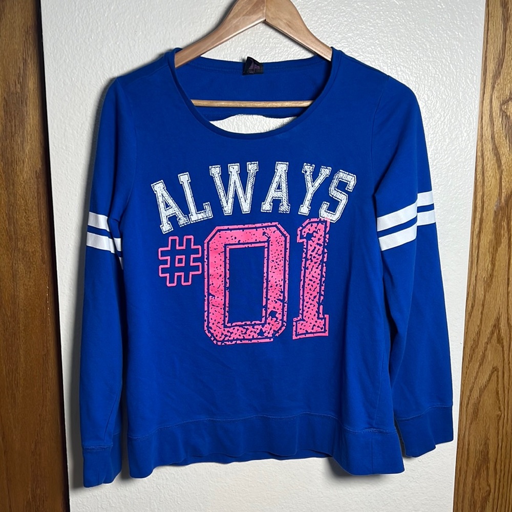 Lightweight sweatshirt with back cutout